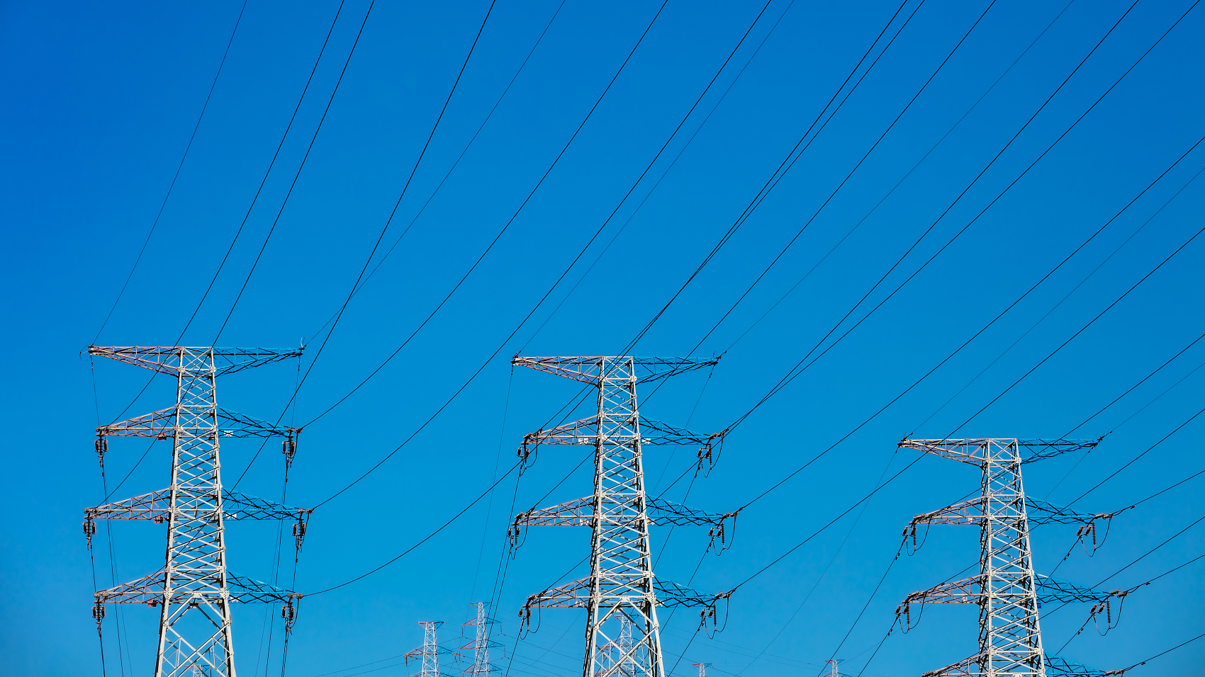 在晴朗的天空,大功率电线杆与智能电网相连.jpg